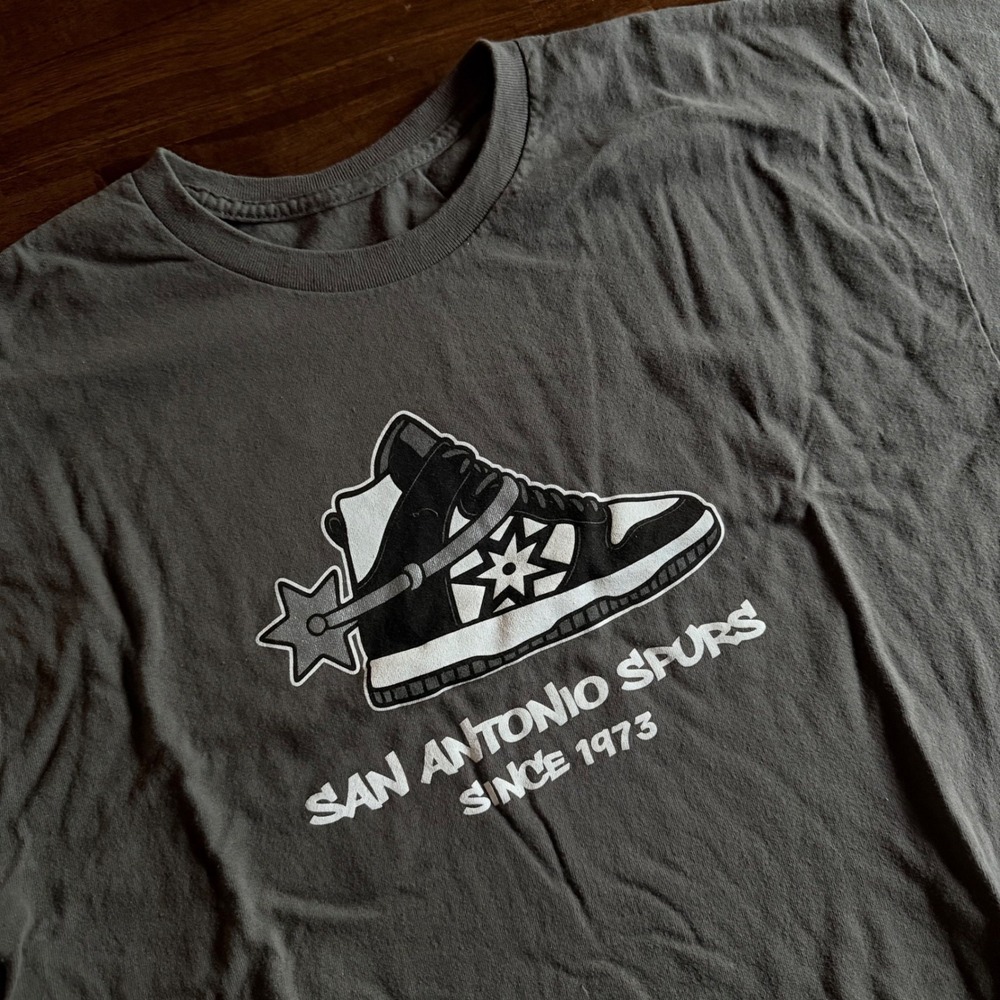 San Antonio Spurs NBA Promo T-Shirt Gray Sneaker Mens XL Coyote T-Shirt Toss